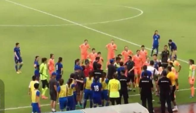 比赛未结束就冲进球场辱骂对方女球员的上海领队，竟然是个男的！