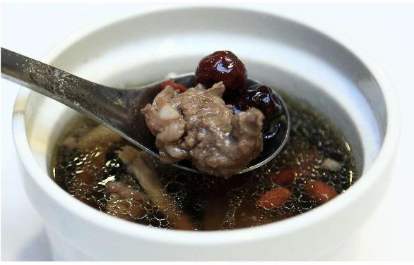 婆婆给坐月子的我下厨，感觉好饿，但是真的吃不下！