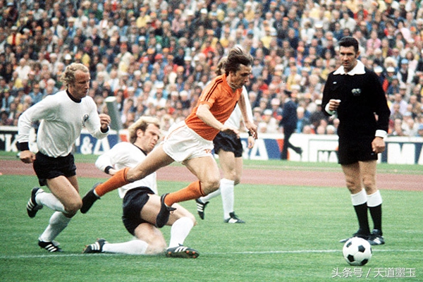 世界第一中后卫贝肯鲍尔,足坛经典名场面贝肯鲍尔