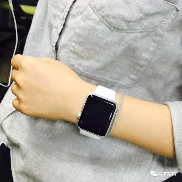 美饰美刻｜下班前，我们拉着老板在办公室里摆拍了10分钟~