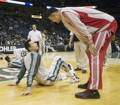 十大NBA感人瞬间：穆大叔落泪大郅获力挺弗老大为姚明挺身而出