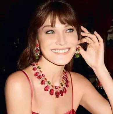 她是女版“王思聪”出身，却打出一手比他更好的牌，法国第一夫人布吕尼独特人生无须比较！