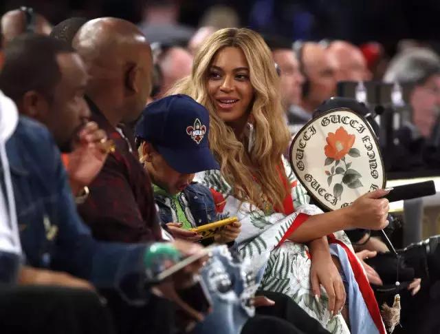 Prada卖185美刀的回形针被群嘲，那你让LV、爱马仕、superme怎么办？