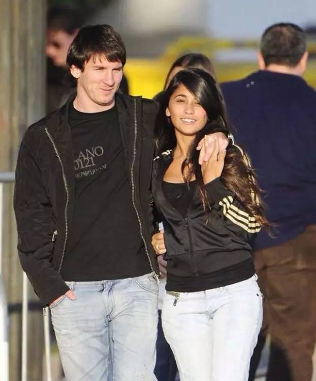 你所爱的梅西有这样一段爱情：最好的爱情莫过于，9岁我为你钟情，30岁你为我披上嫁衣