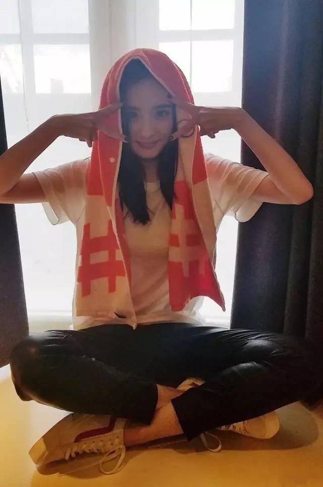 杨幂的最近穿的运动鞋,杨幂穿的薄荷绿运动鞋