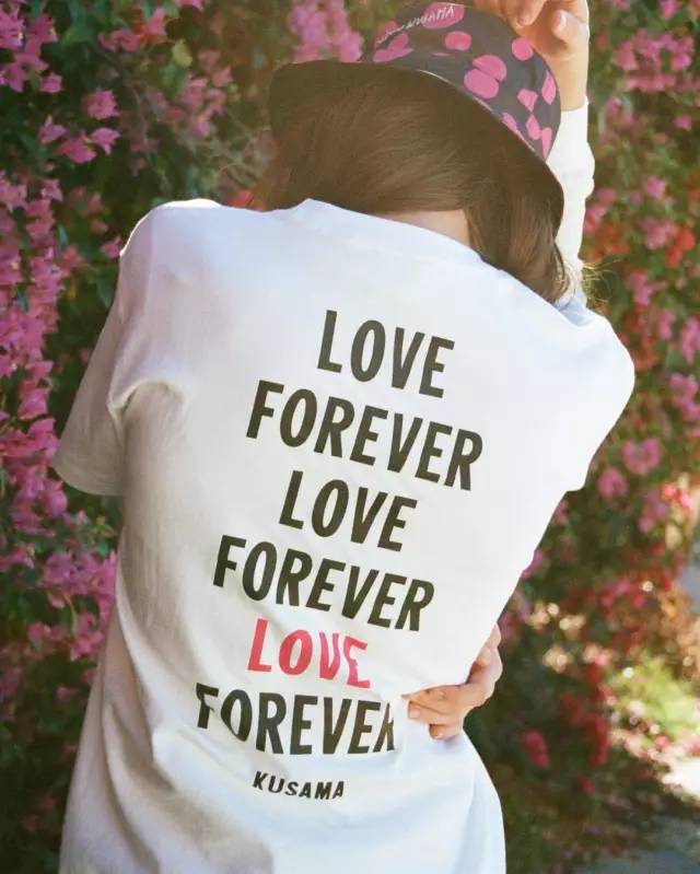 推荐几件夏天的t恤,今年夏天最流行的几件t恤