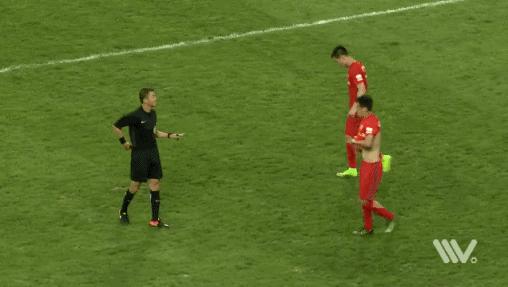 中国足球裁判离谱判罚,中国足球裁判误判名场面