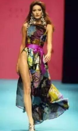 她是女版“王思聪”出身，却打出一手比他更好的牌，法国第一夫人布吕尼独特人生无须比较！