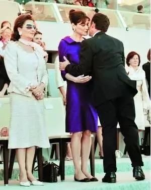 她是女版“王思聪”出身，却打出一手比他更好的牌，法国第一夫人布吕尼独特人生无须比较！