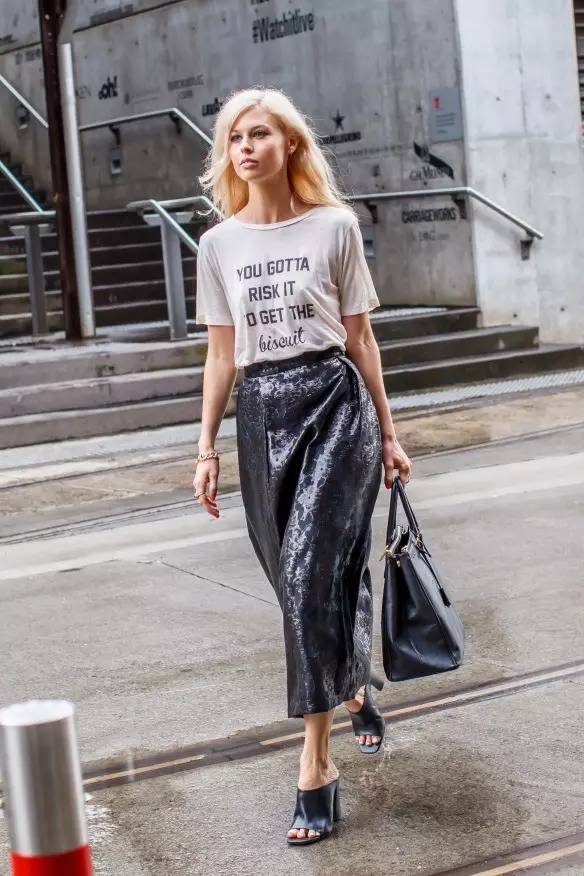 推荐几件夏天的t恤,今年夏天最流行的几件t恤