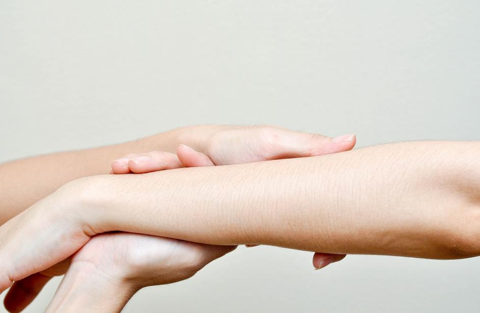 身上皮肤干燥起皮怎么办,冷天身上起皮干燥是什么皮肤