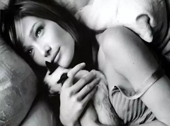 她是女版“王思聪”出身，却打出一手比他更好的牌，法国第一夫人布吕尼独特人生无须比较！