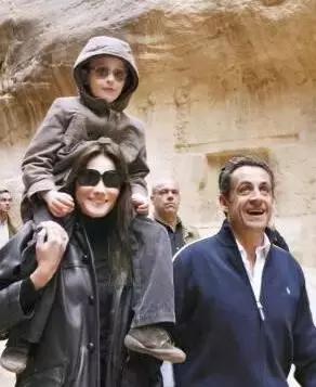 她是女版“王思聪”出身，却打出一手比他更好的牌，法国第一夫人布吕尼独特人生无须比较！