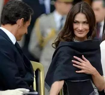 她是女版“王思聪”出身，却打出一手比他更好的牌，法国第一夫人布吕尼独特人生无须比较！