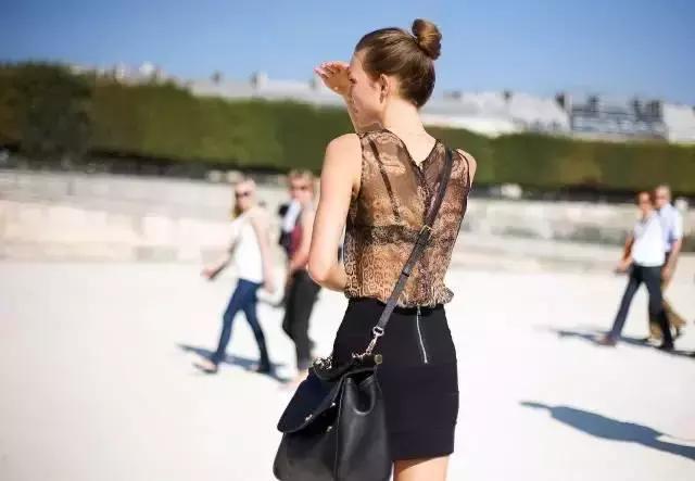 夏日露肩凉快衣服怎么穿,夏季衣服透里面穿什么