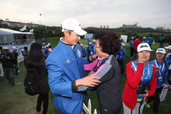 妈妈帮儿子在有鳄鱼的湖里捡球杆，中国高球一哥还没断奶吗