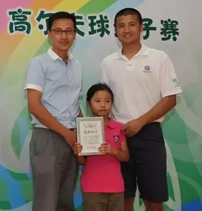 妈妈帮儿子在有鳄鱼的湖里捡球杆，中国高球一哥还没断奶吗