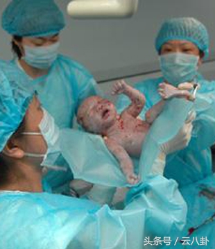 孕妇流出黄绿色的粘液,孕妇突然有水样液体流出