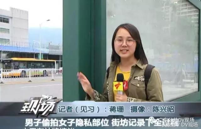 靓女关注！肇庆街头出现变态猥琐男，公交车站*拍偷**女性裙底