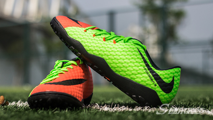 足球专用草坪地毯,足球场地适合的球鞋