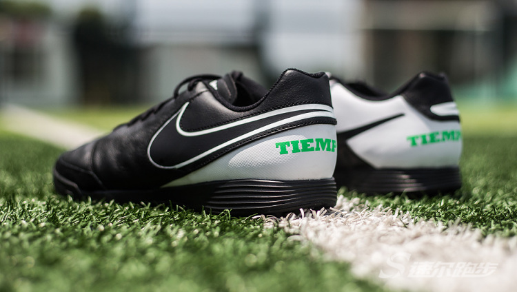 足球专用草坪地毯,足球场地适合的球鞋