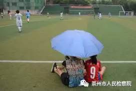 四川成都小学足球队输球获安慰,学校足球队毫无悬念夺冠