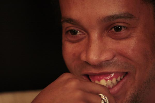 精灵罗纳尔迪尼奥超燃集锦,足球精灵罗纳尔迪尼奥花式过人