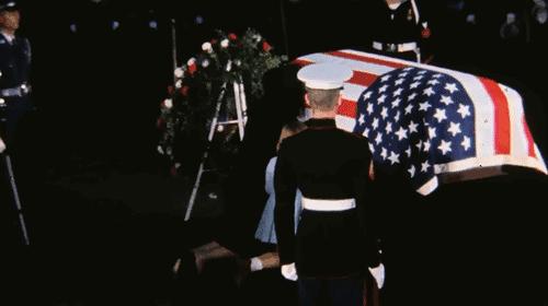 杰奎琳穿着带血的衣服,杰奎琳的眼泪音频