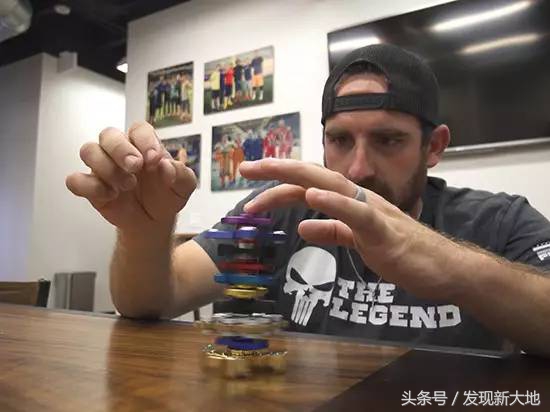 可玩性高的指尖陀螺,老外玩指尖陀螺