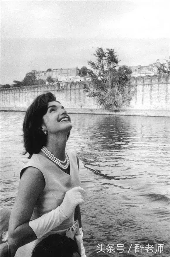 杰奎琳穿着带血的衣服,杰奎琳的眼泪音频