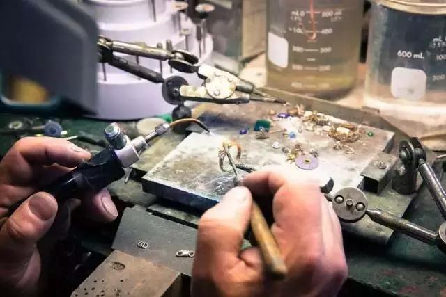 为什么戴金属首饰会过敏,为什么戴饰品会过敏