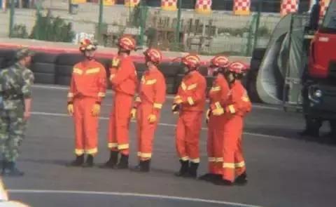 HALU哈鲁约吧大明星鹿晗*防队消**测评获优投球也是帅气十足鹿晗耿直问题被赞可爱