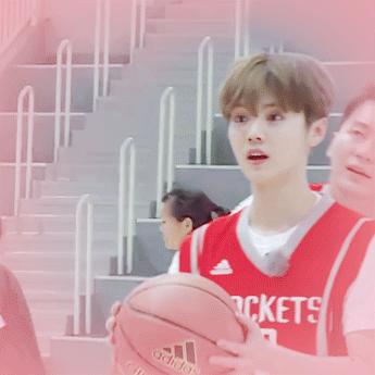 鹿晗打篮球集锦,鹿晗巅峰时期有多夸张打篮球