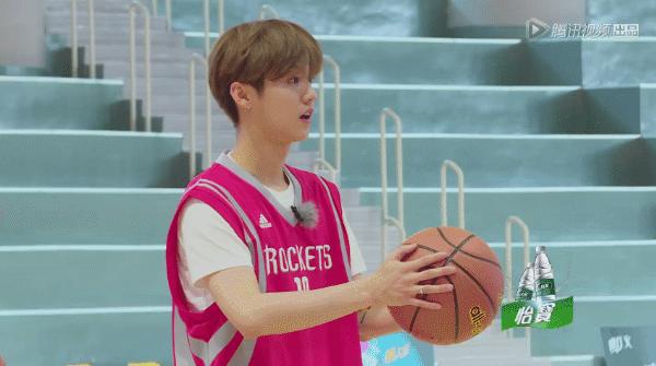 鹿晗打篮球集锦,鹿晗巅峰时期有多夸张打篮球