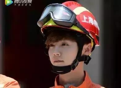 HALU哈鲁约吧大明星鹿晗*防队消**测评获优投球也是帅气十足鹿晗耿直问题被赞可爱