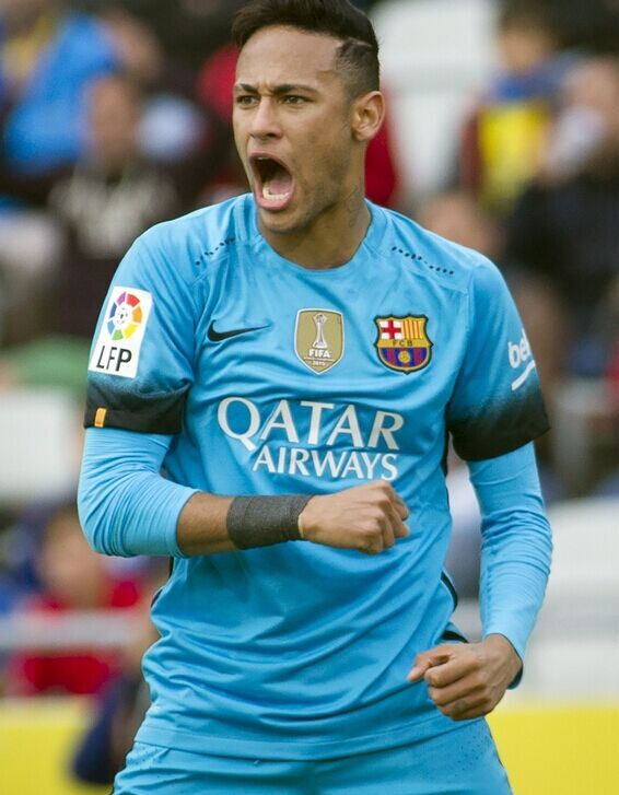 百变发型：洗剪吹男神内马尔的时尚之路