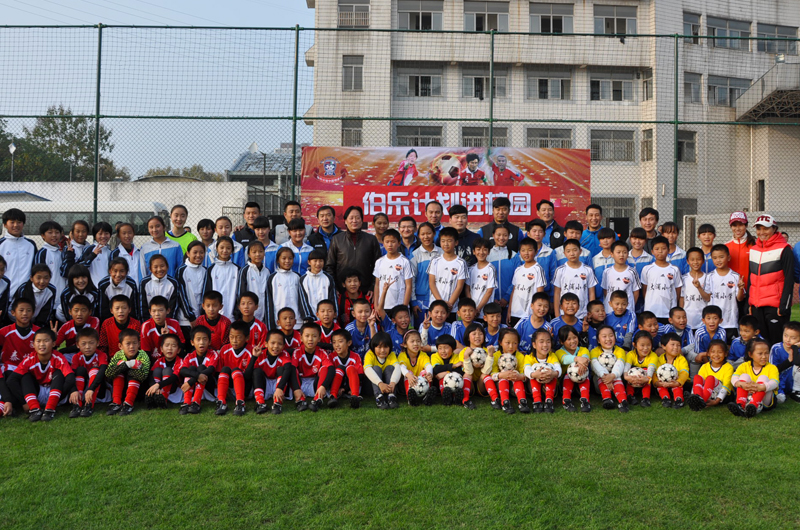 支持“伯乐计划”香港明星足球队挑战A米国米世界足坛大咖