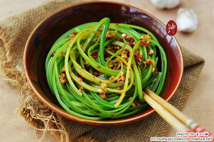 蒜薹撕开怎么做好吃,肉丝炒蒜薹怎样才能使蒜薹入味