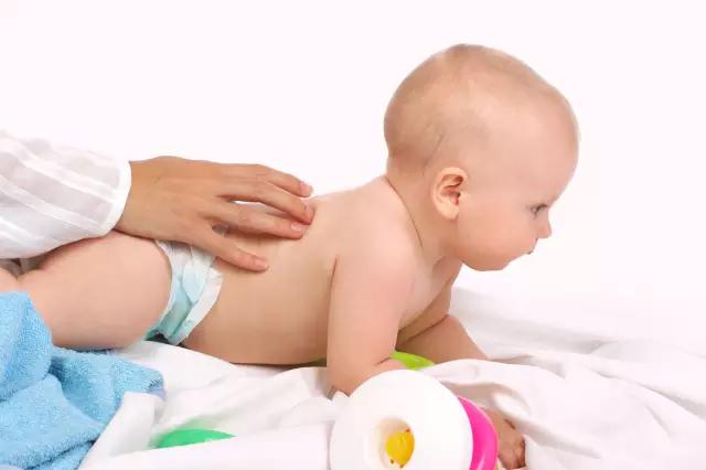 宝宝四天没大便放屁很臭是攒肚吗,四月龄宝宝怎么判断攒肚还是便秘