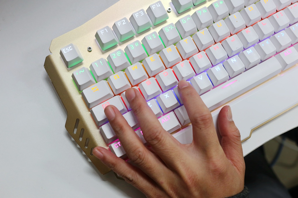 叉烧球岂容错失，FIFAONLINA3新引擎单刀球技巧探讨