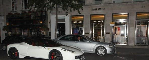 如此任性？阿拉伯富豪​们空运座驾度假,运费每辆2万英镑而已