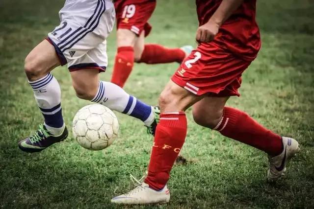 当你的男朋友爱踢球,当你的男朋友打球