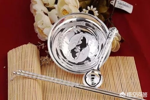 为什么韩国人吃饭用手,为什么韩国人吃饭用筷子