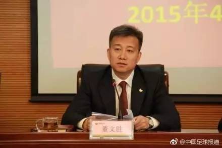 今晚读丨北京市民扎堆将天坛丹陛桥当“理疗床”