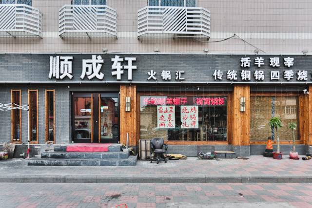 没有“马砂”怎么办？在白堤路这家天津范儿的“吃货大食堂”里，烧烤、火锅、麻小、炒海鲜可以轮番PK到清晨2点！