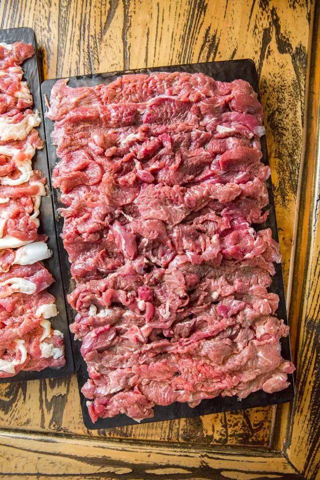 没有“马砂”怎么办？在白堤路这家天津范儿的“吃货大食堂”里，烧烤、火锅、麻小、炒海鲜可以轮番PK到清晨2点！