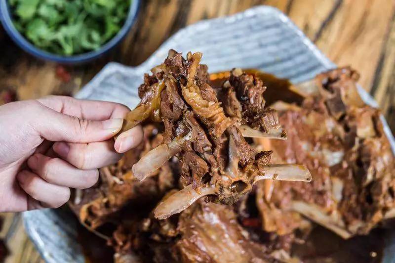 没有“马砂”怎么办？在白堤路这家天津范儿的“吃货大食堂”里，烧烤、火锅、麻小、炒海鲜可以轮番PK到清晨2点！