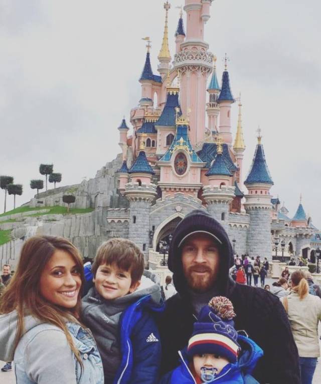 梅西30岁娶了自己爱了22年的女生,31岁篮球天才娶大10岁二婚妻子