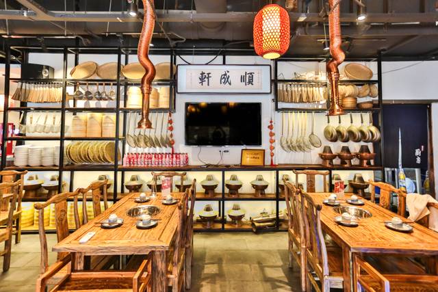 没有“马砂”怎么办？在白堤路这家天津范儿的“吃货大食堂”里，烧烤、火锅、麻小、炒海鲜可以轮番PK到清晨2点！