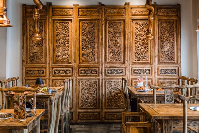 没有“马砂”怎么办？在白堤路这家天津范儿的“吃货大食堂”里，烧烤、火锅、麻小、炒海鲜可以轮番PK到清晨2点！